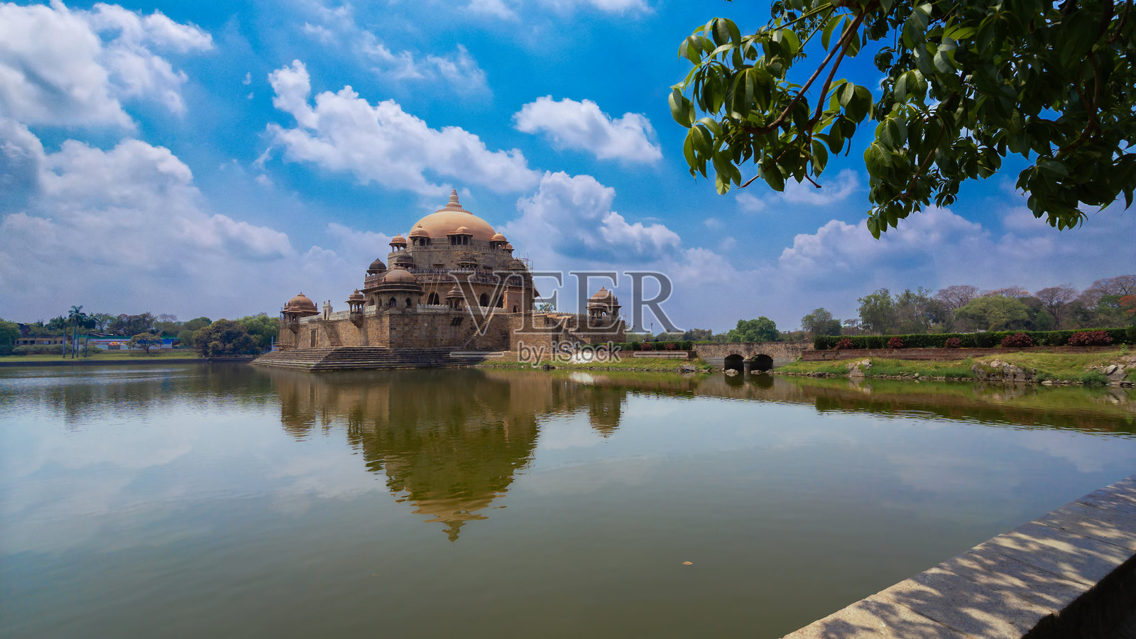 印度比哈尔州萨萨拉姆的舍尔·沙赫·苏里墓，一座历史悠久的伊斯兰纪念碑照片摄影图片