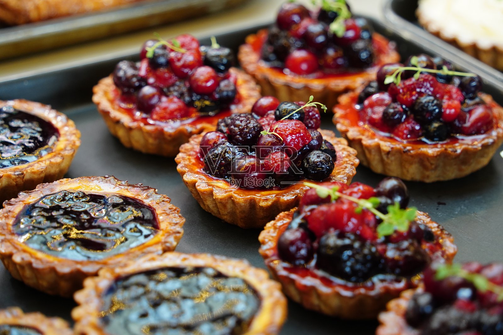 新鲜水果和糕点拼盘的浆果塔照片摄影图片