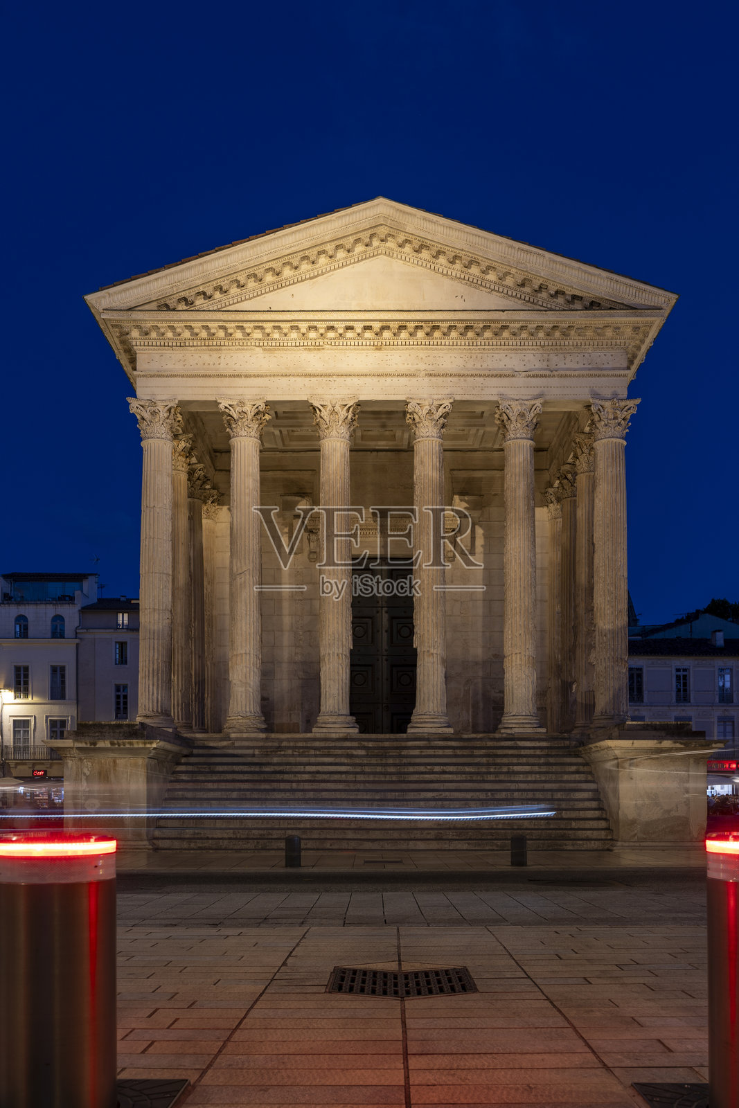 法国尼姆市中心的夜晚，罗马神庙梅松卡雷照片摄影图片