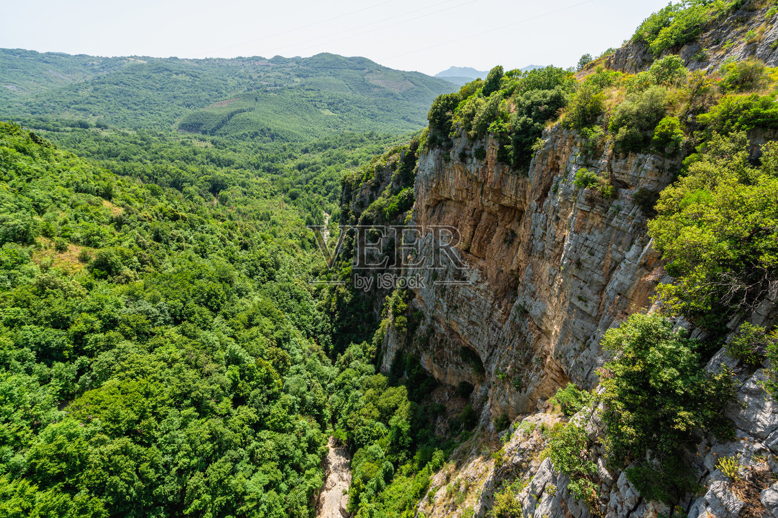 阳光明媚的夏日，萨马罗河的复苏。位于意大利坎帕尼亚的切伦托国家公园附近的罗斯基尼奥。照片摄影图片