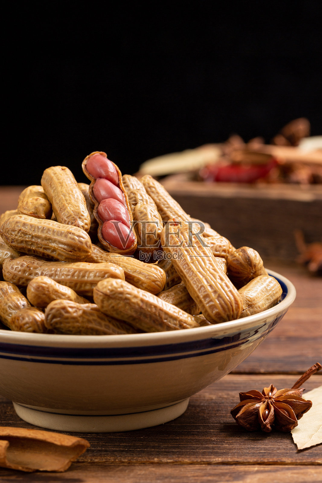 五香卤花生特写，传统中国小吃照片摄影图片