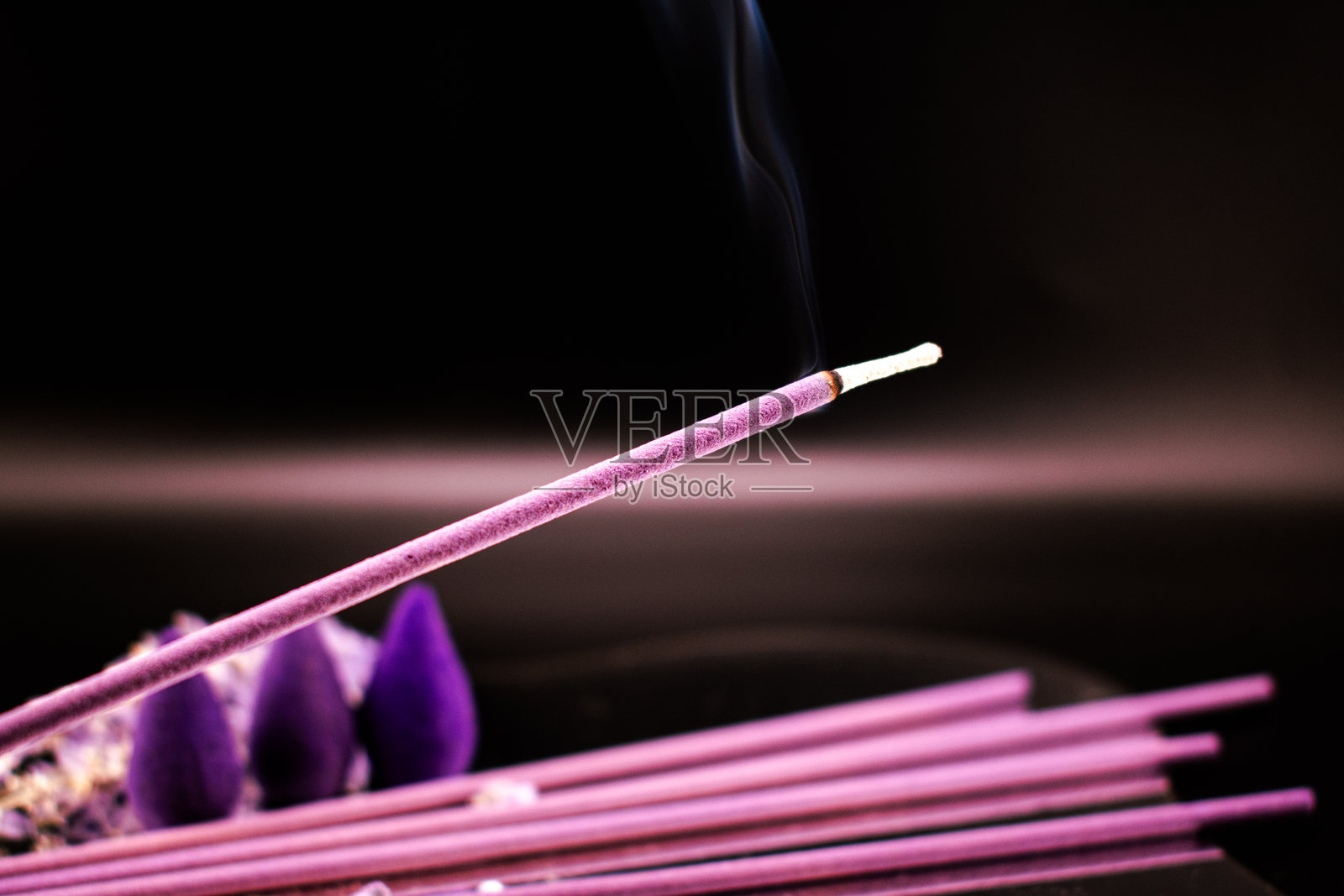 香薰和薰衣草，空间净化照片摄影图片