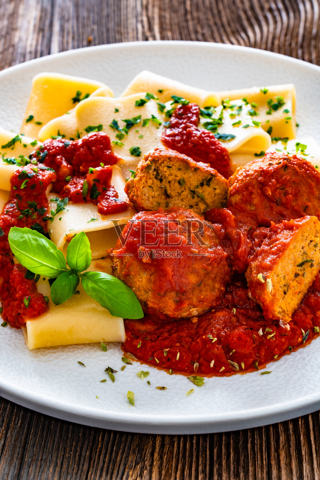 木桌上的意大利面配肉丸和博洛尼亚酱照片摄影图片