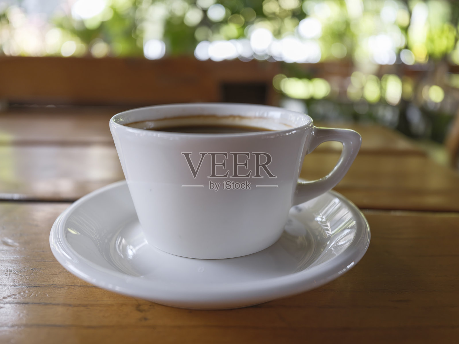 新鲜的过滤咖啡杯放在木桌上照片摄影图片