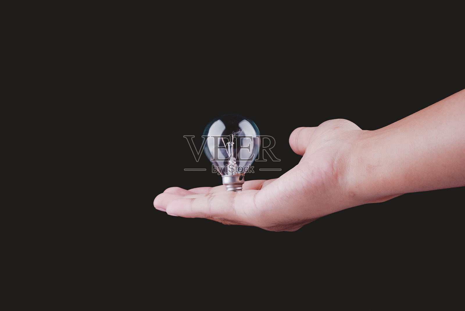 新想法和创新的概念，脑袋与灯泡。照片摄影图片