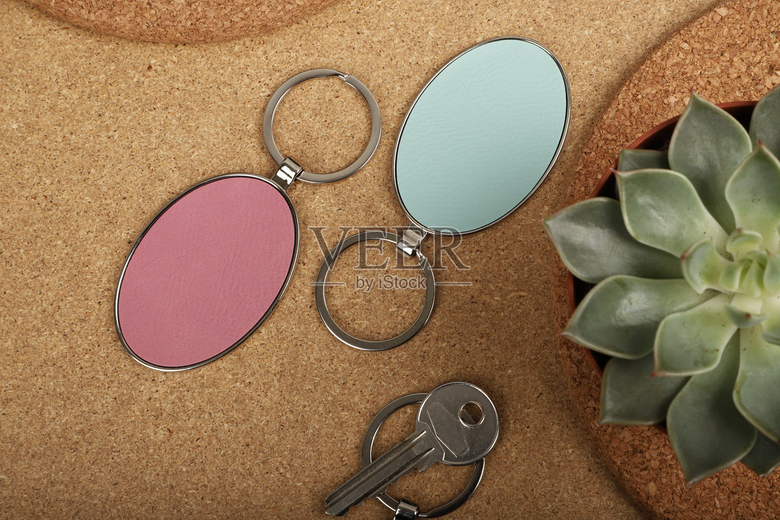 金属和皮革钥匙扣。彩色单面皮革；方形、矩形和圆形钥匙圈。概念拍摄。照片摄影图片