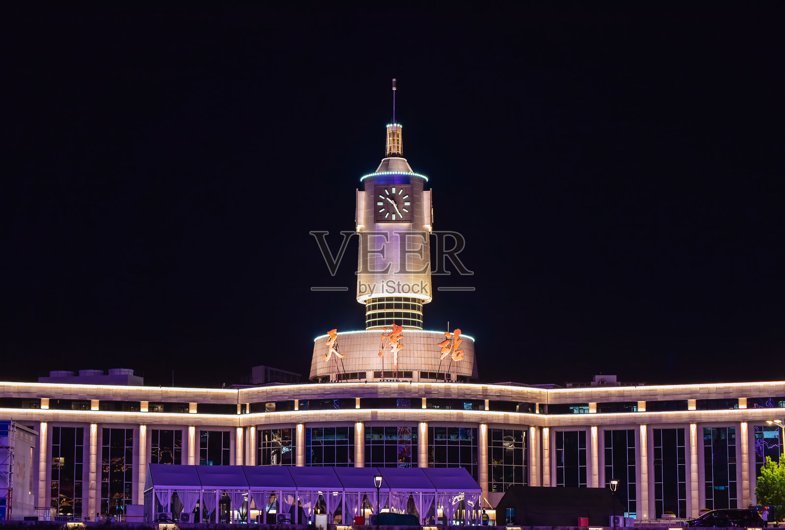 天津站码头城市景观的夏夜景色照片摄影图片