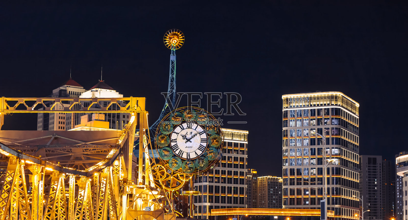 中国天津千年钟的夏夜景观照片摄影图片