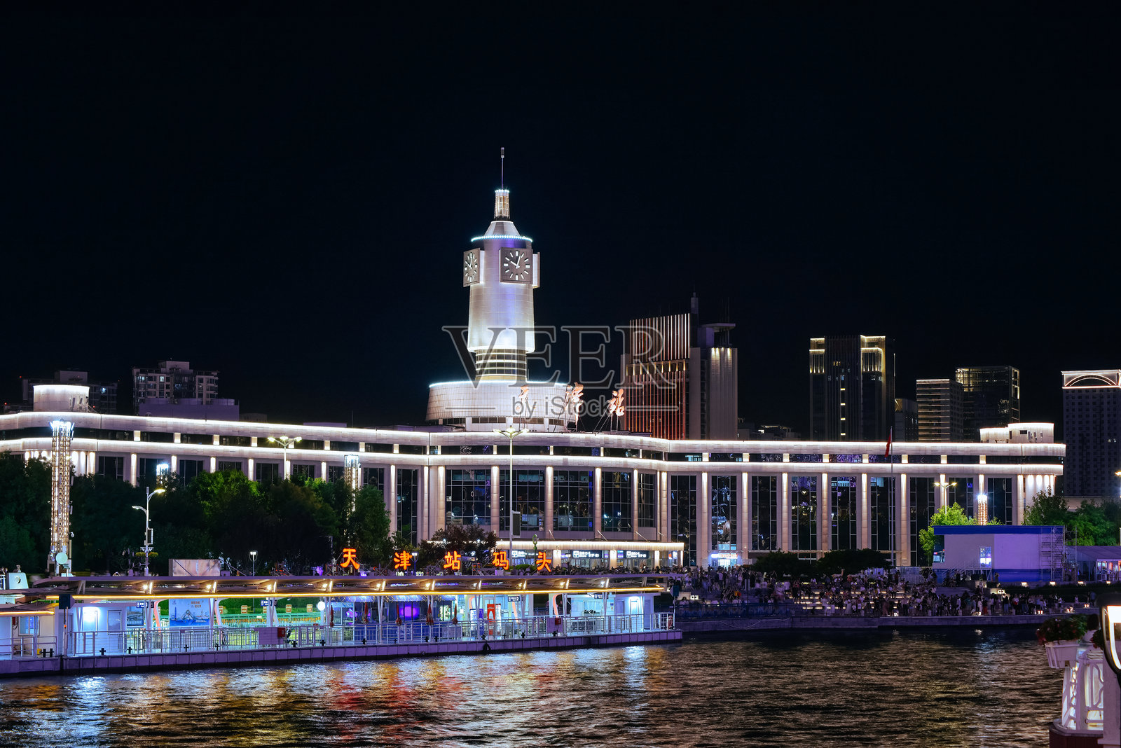 天津站码头城市景观的夏夜景色照片摄影图片