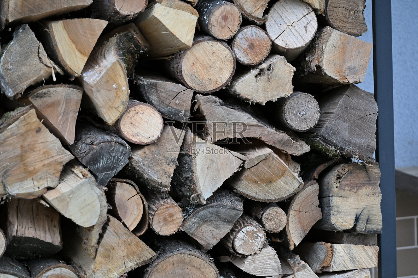 靠近房屋墙壁的木材干燥特写，为冬季取暖做准备照片摄影图片