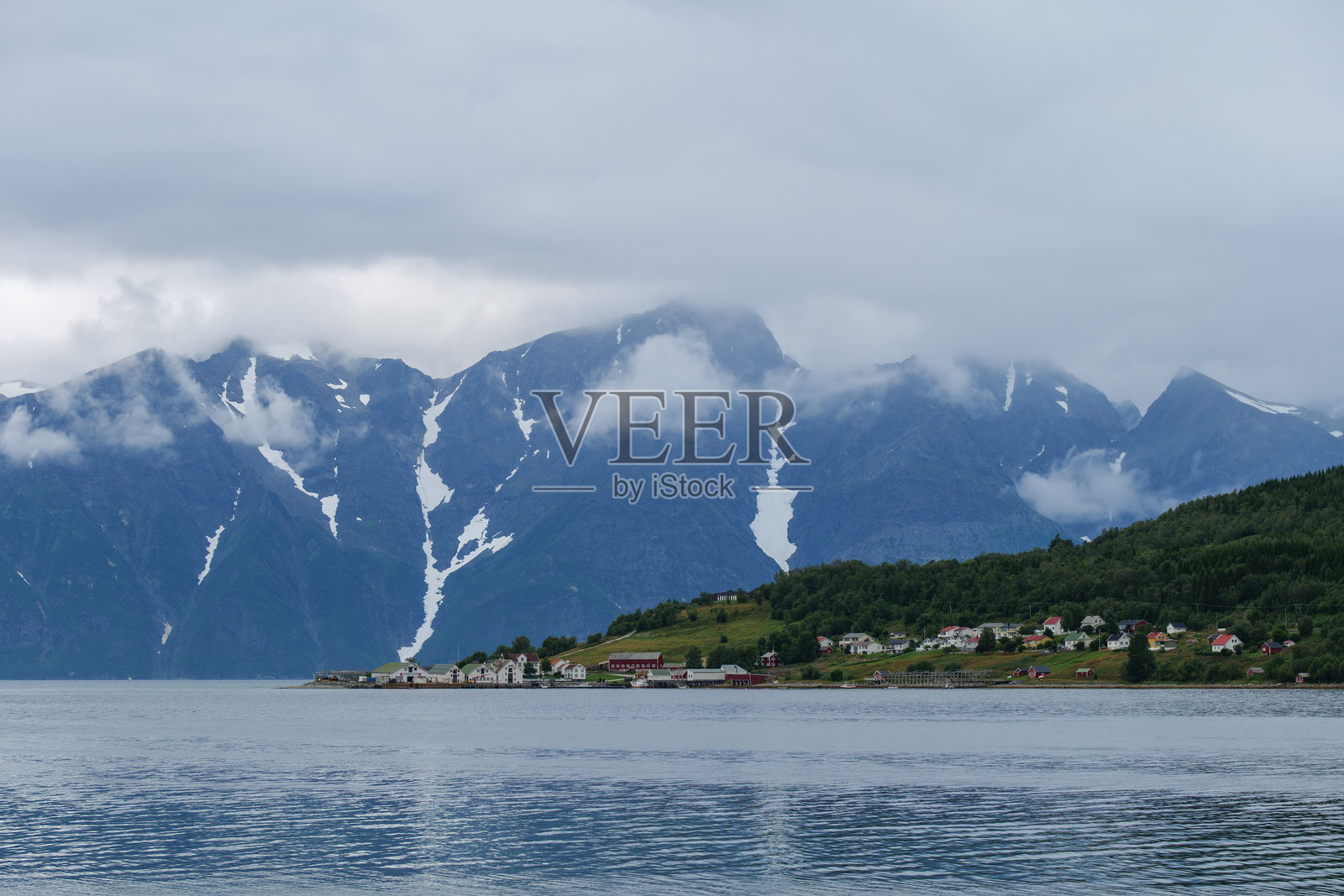 挪威北部的峡湾照片摄影图片