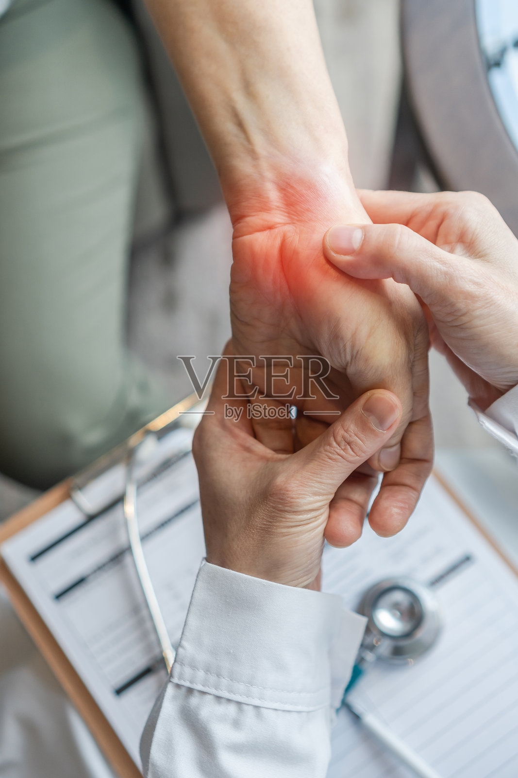 腕管综合症（CTS）对神经的压迫，骨关节炎，腱囊肿，痛风，德奎尔凡氏腱鞘炎或基恩博克病（缺血性坏死），伴随患者手腕关节疼痛和骨骼酸痛。照片摄影图片