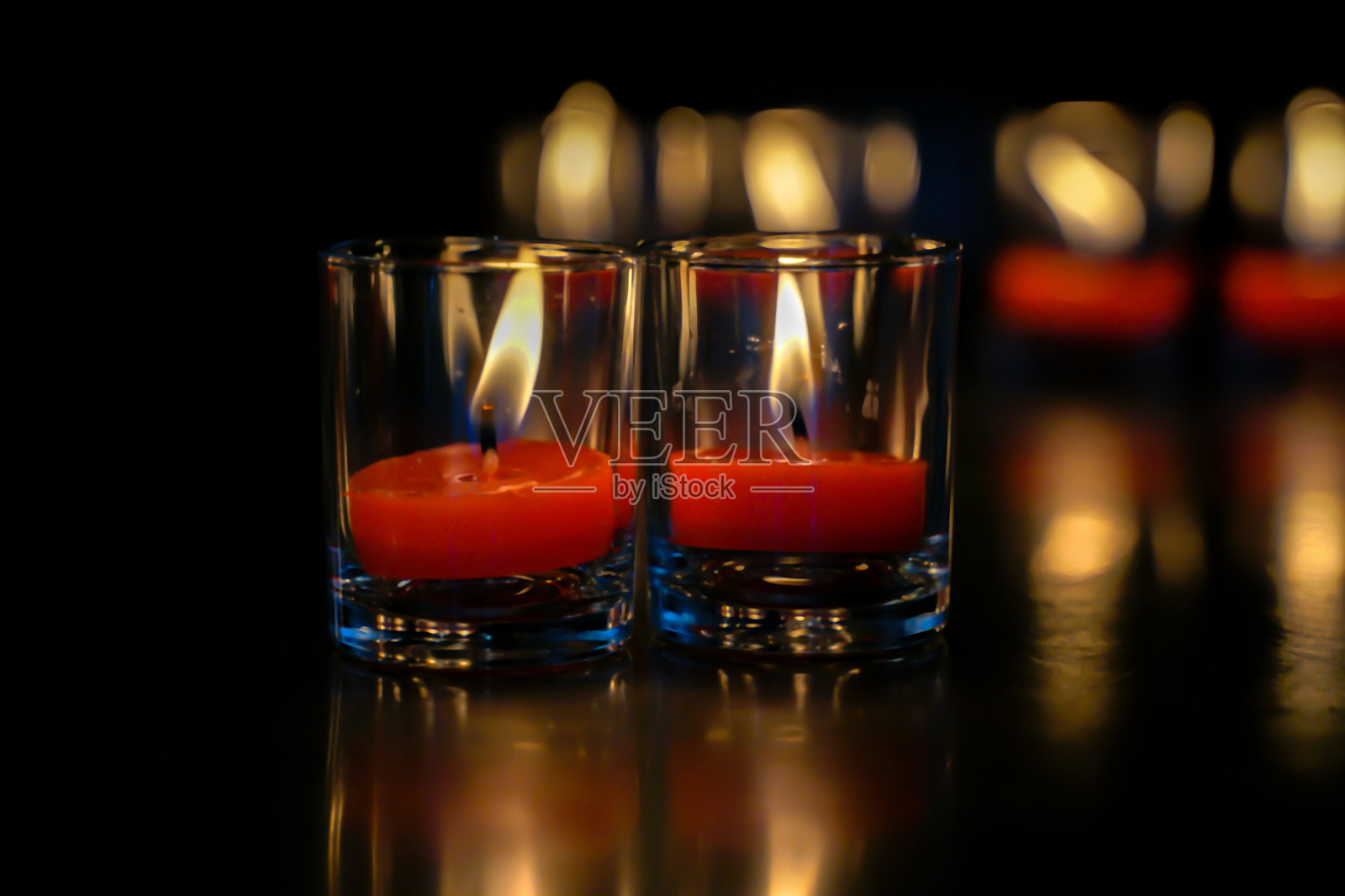 在圣地的玻璃蜡烛 根据一些亚洲人的信仰，这是一个神圣的地方，用于驱除厄运，带来好运，支持财富，更新和增强财运。照片摄影图片