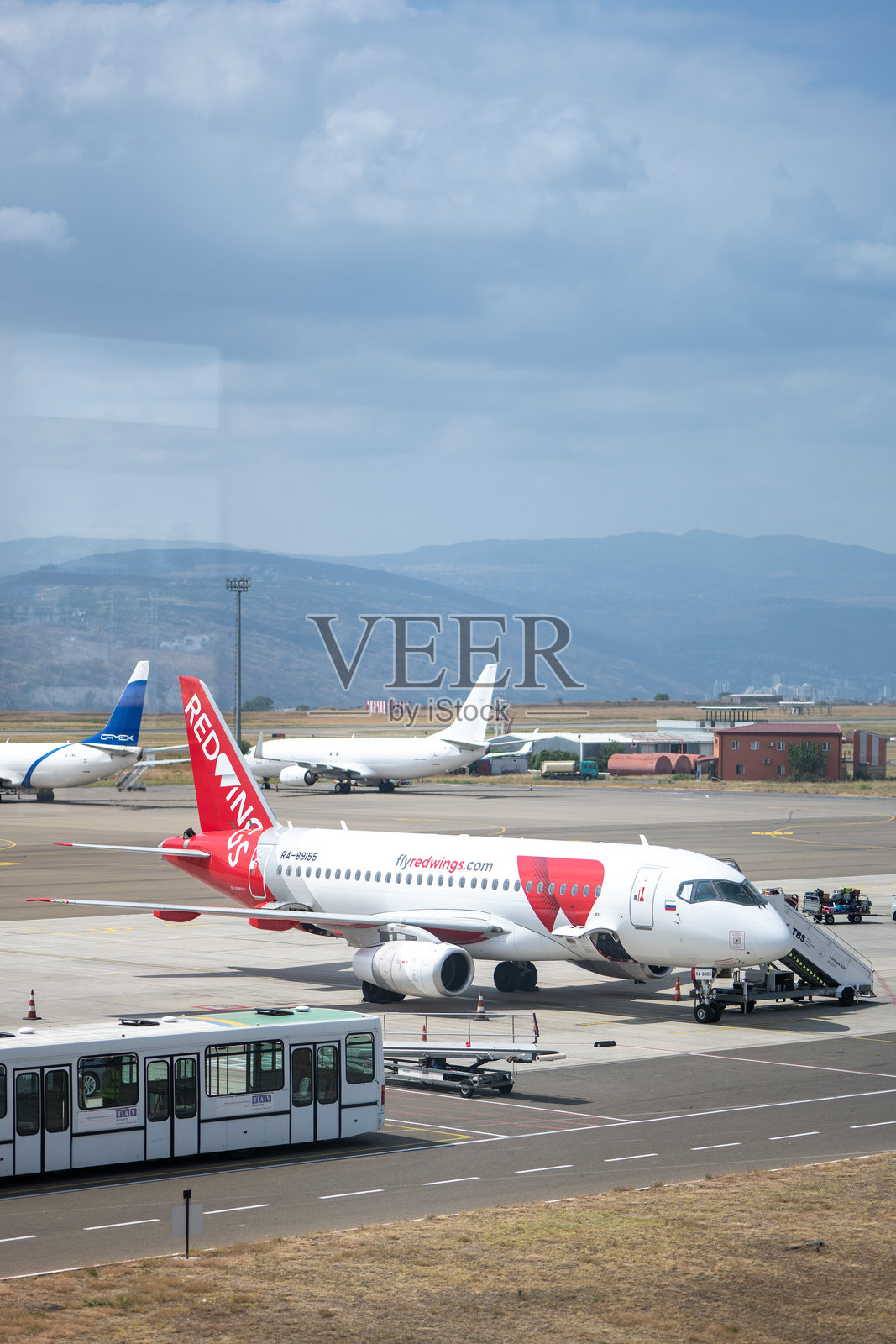 红翼航空的飞机在第比利斯国际机场的跑道上。照片摄影图片