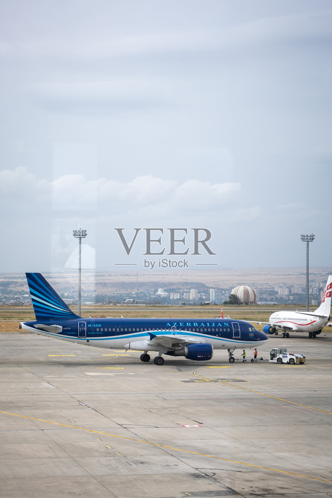 阿塞拜疆航空公司（AZAL）的飞机在跑道上照片摄影图片