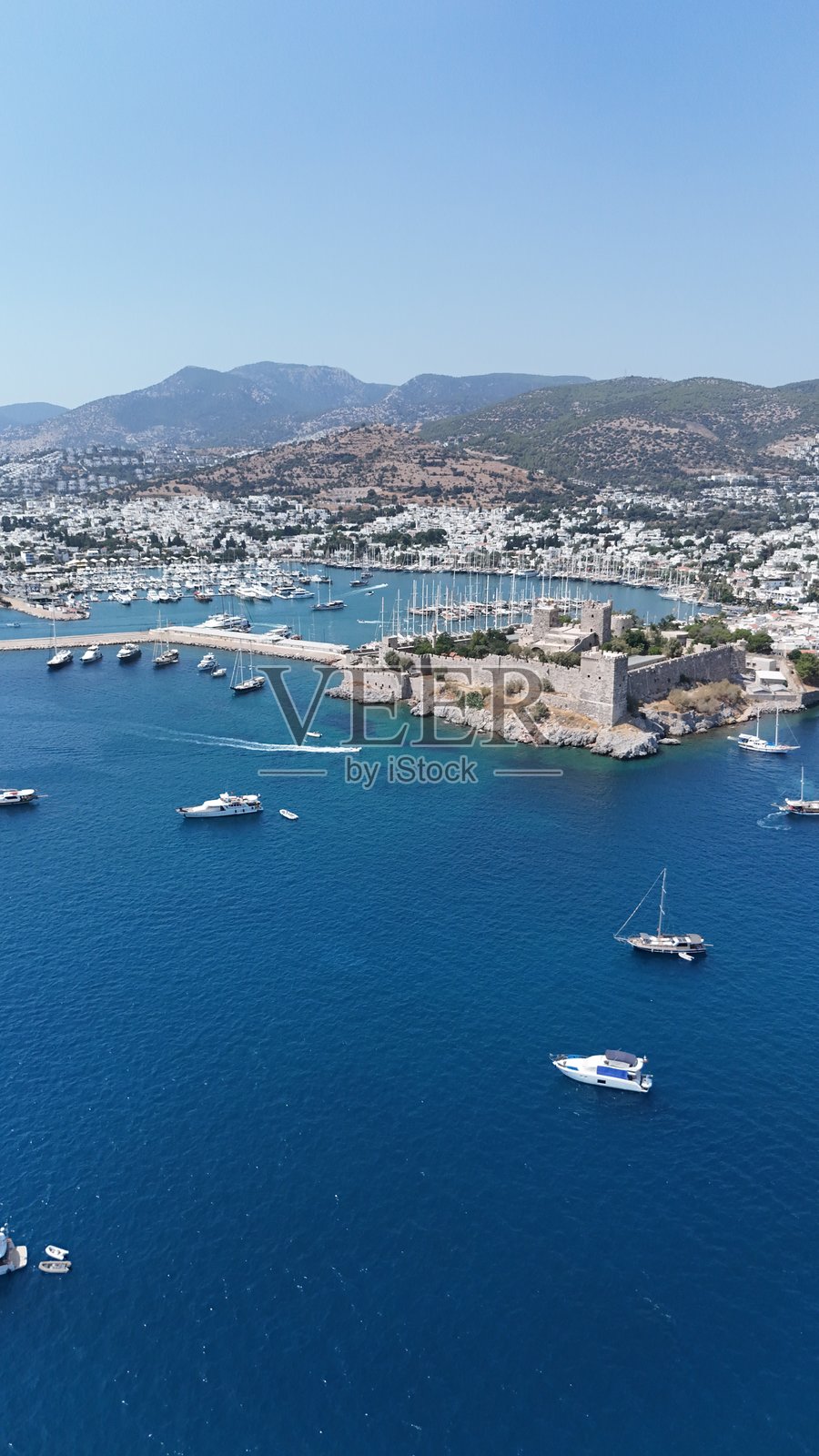 土耳其爱琴海的美丽夏季小镇博德鲁姆的鸟瞰图照片摄影图片