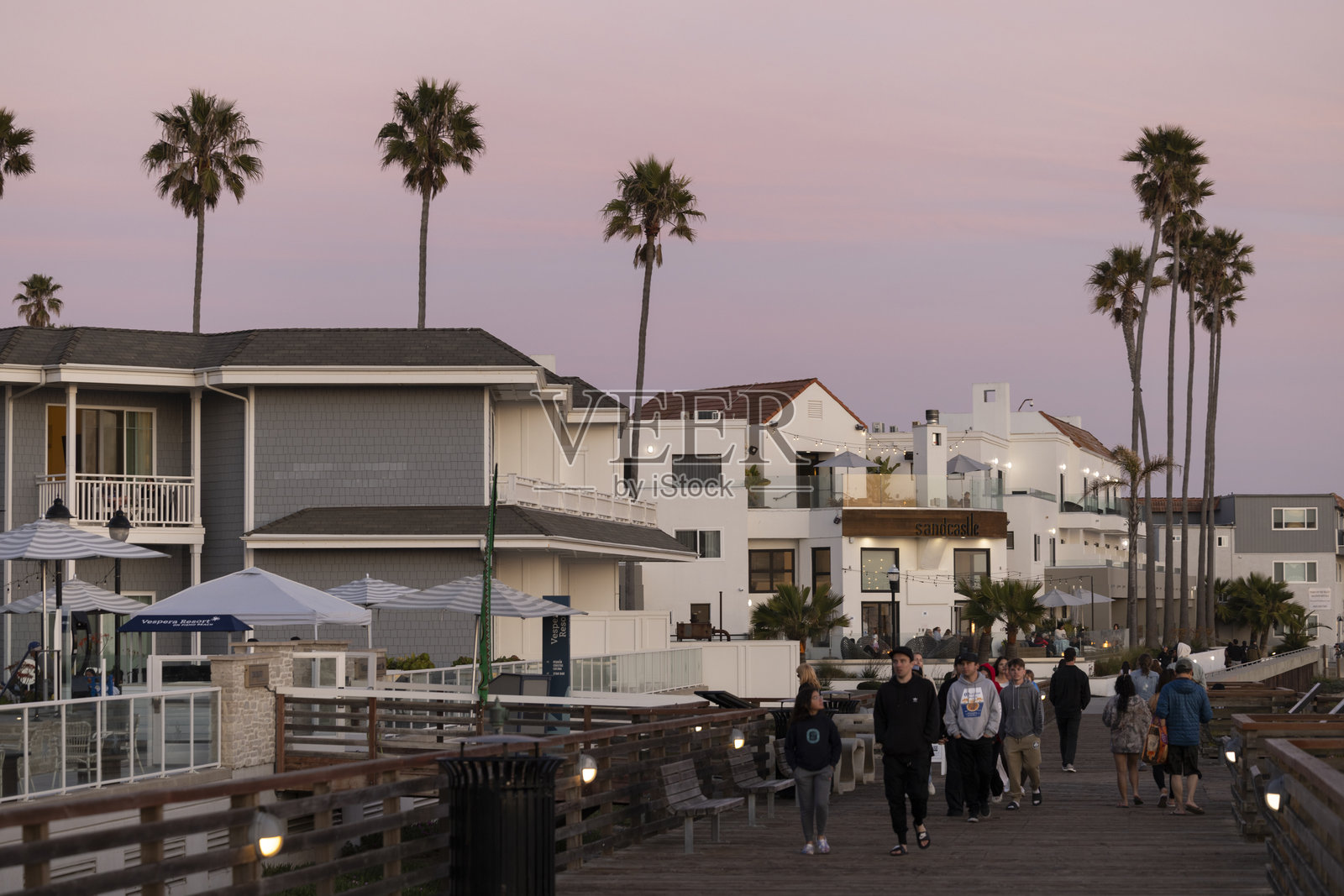 皮斯莫海滩日落木栈道与棕榈树照片摄影图片