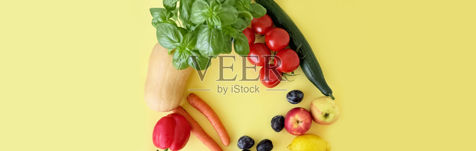 新鲜农场蔬菜和水果在黄色背景上 — 素食平铺，俯视系列，干净的留白空间照片摄影图片