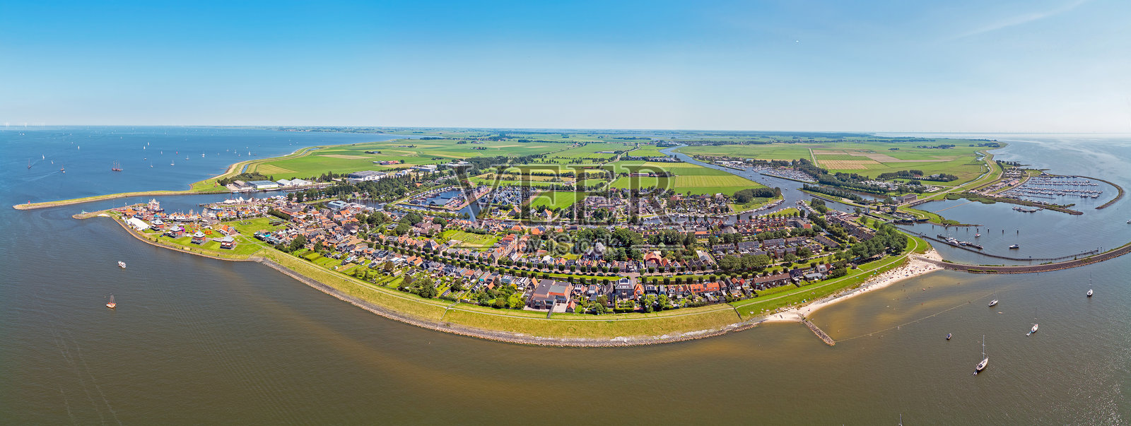 荷兰IJsselmeer湖畔历史名城斯塔沃伦的航拍全景照片摄影图片