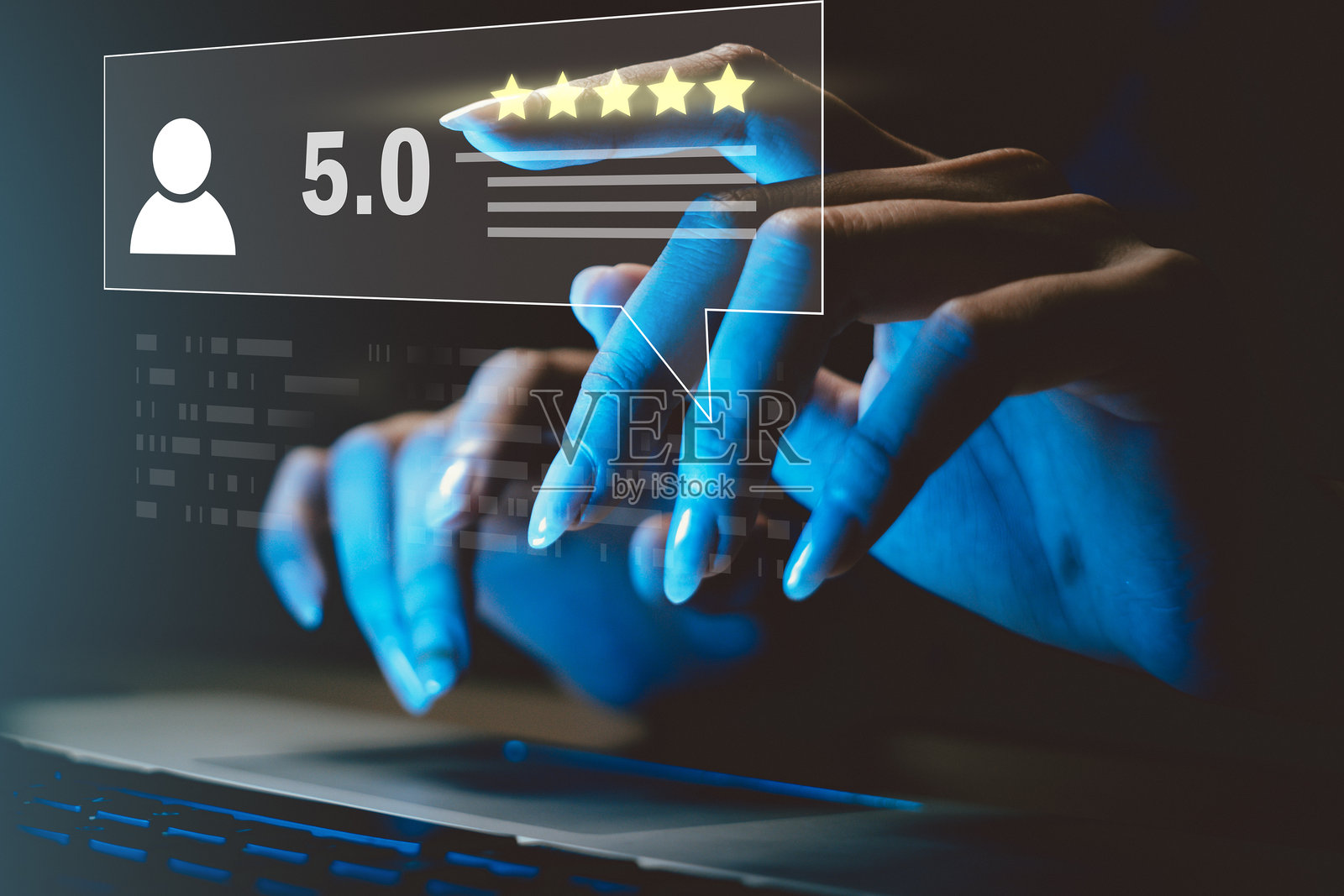 手握触控笔指向数字屏幕上的五星客户评分，象征用户体验、在线评价、满意度和服务质量提升。照片摄影图片