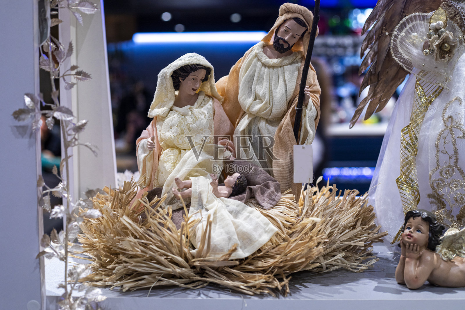 圣母、耶稣和约瑟的圣诞小雕像。期待圣诞奇迹的到来。照片摄影图片