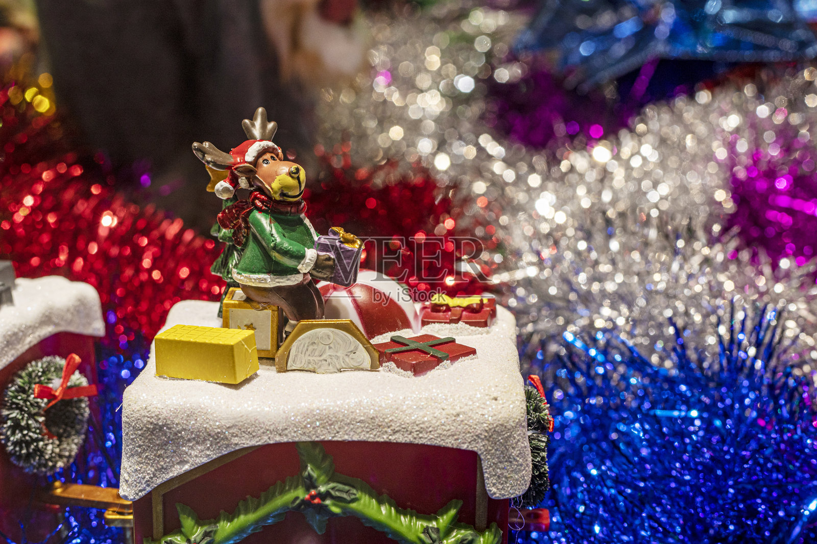 戴着帽子和毛皮大衣的女性雕像与新年装饰品相伴照片摄影图片