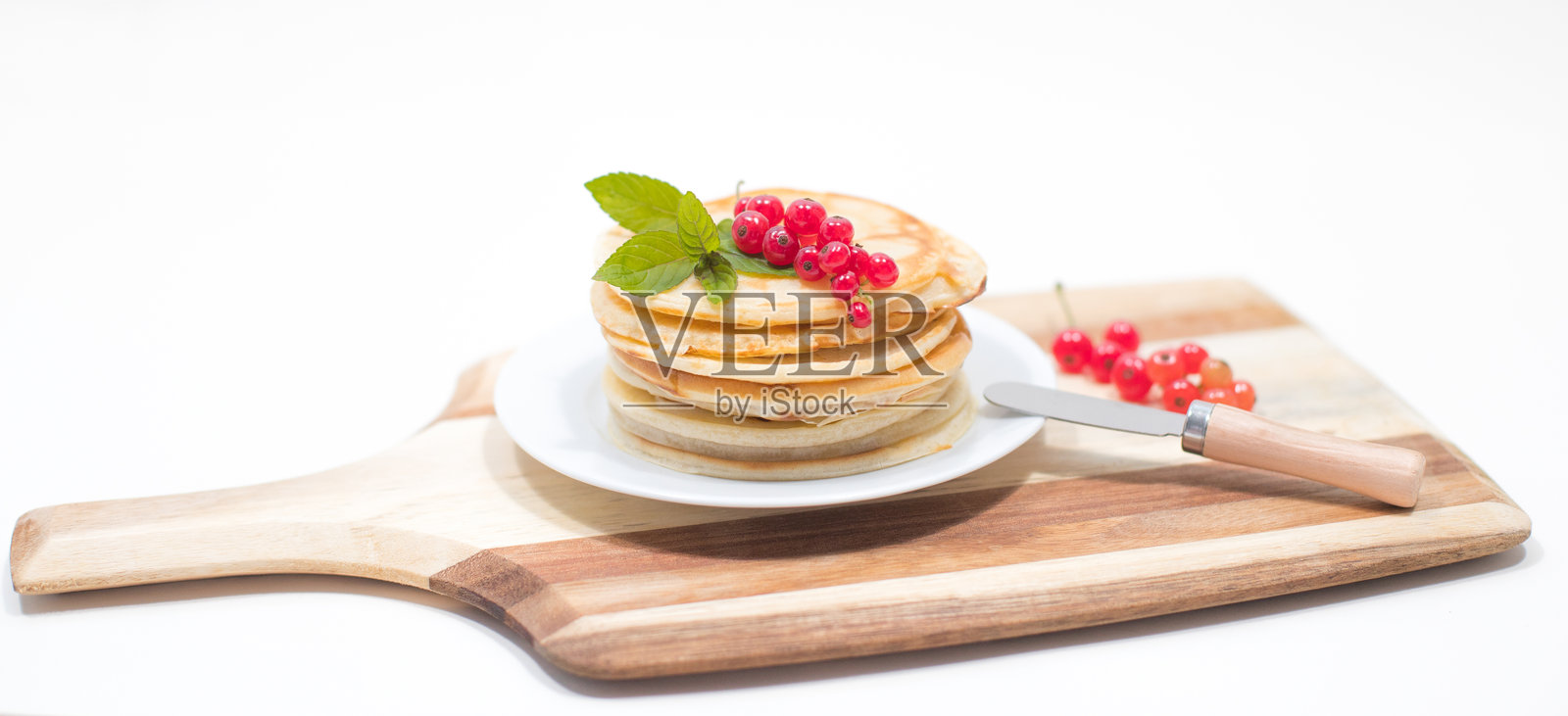 早餐：煎饼堆叠与红色浆果照片摄影图片