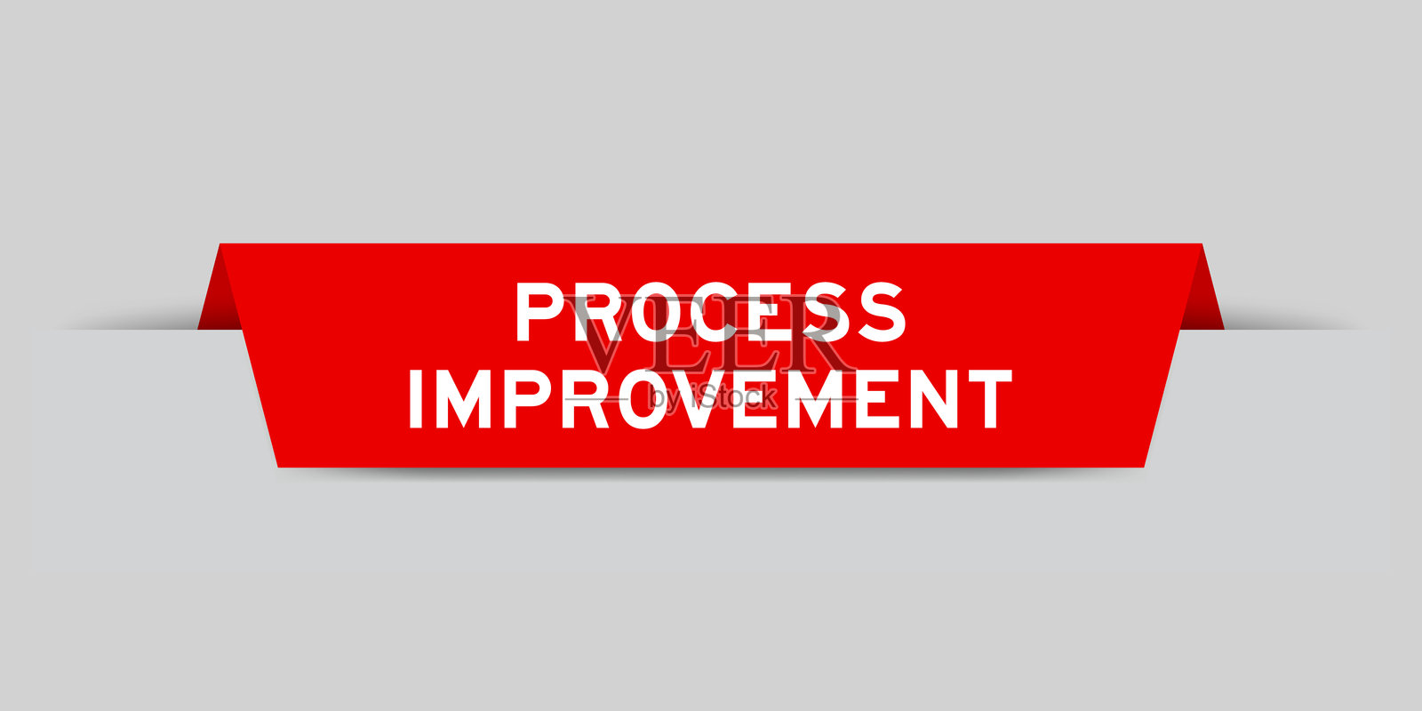 灰色背景上插入红色标签，标有“流程改进”字样插画图片素材