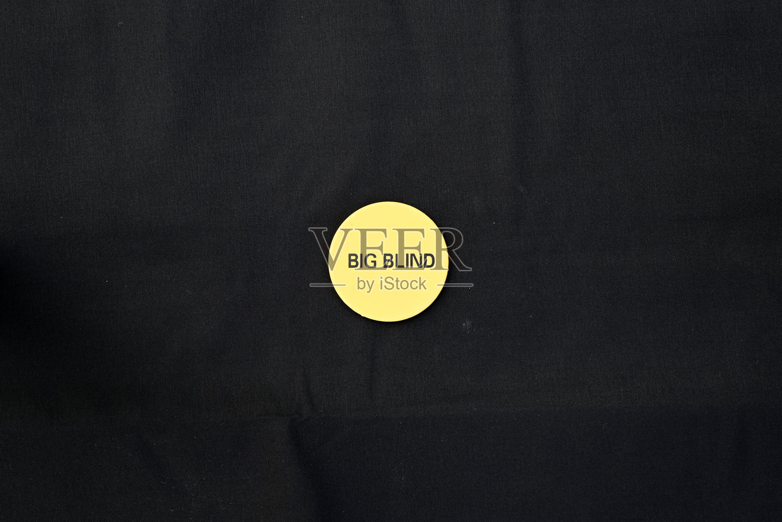 完整的扑克牌套装与大盲注筹码照片摄影图片