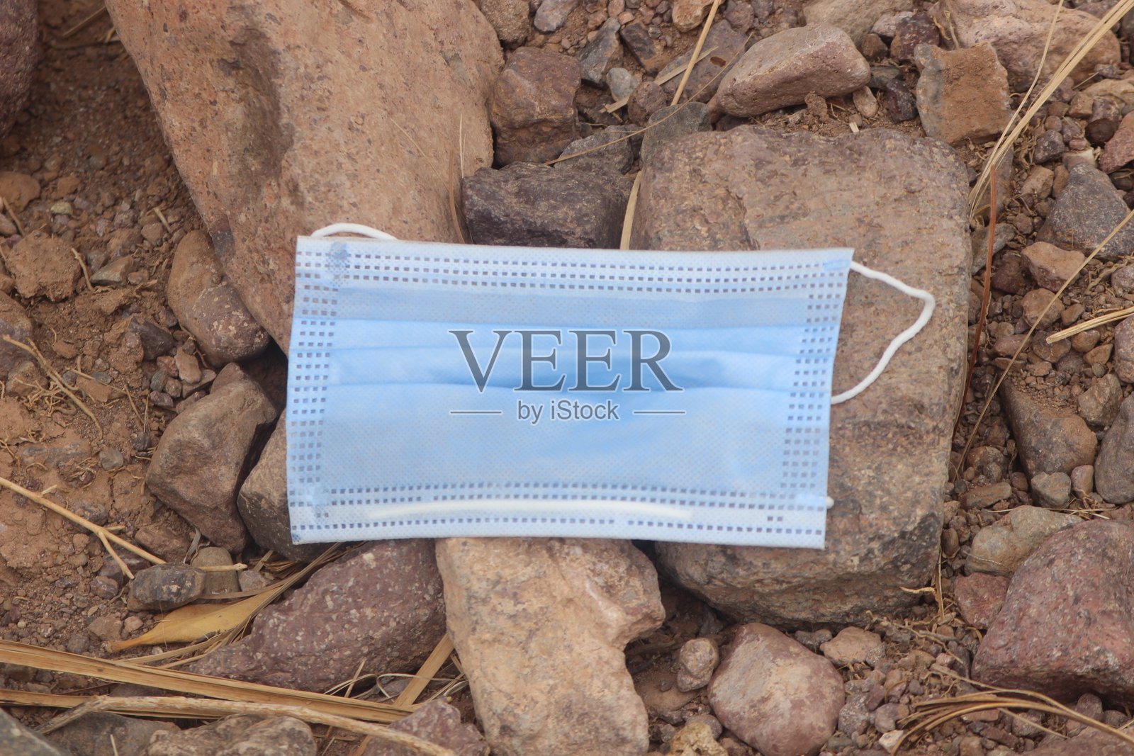 地面上的外科口罩照片摄影图片