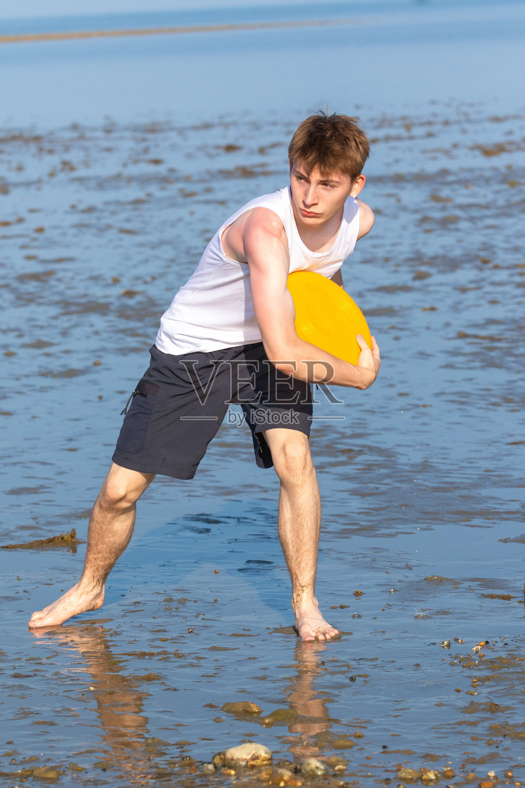 少年在玩飞盘照片摄影图片