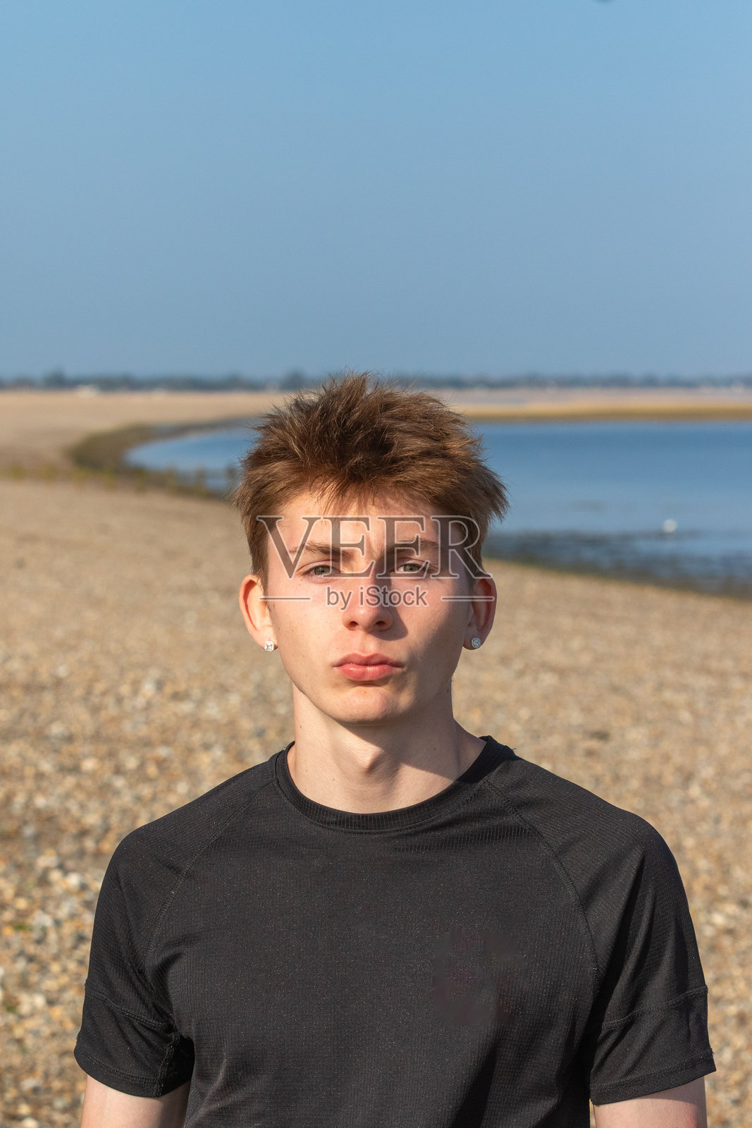 少年海滩肖像照片摄影图片