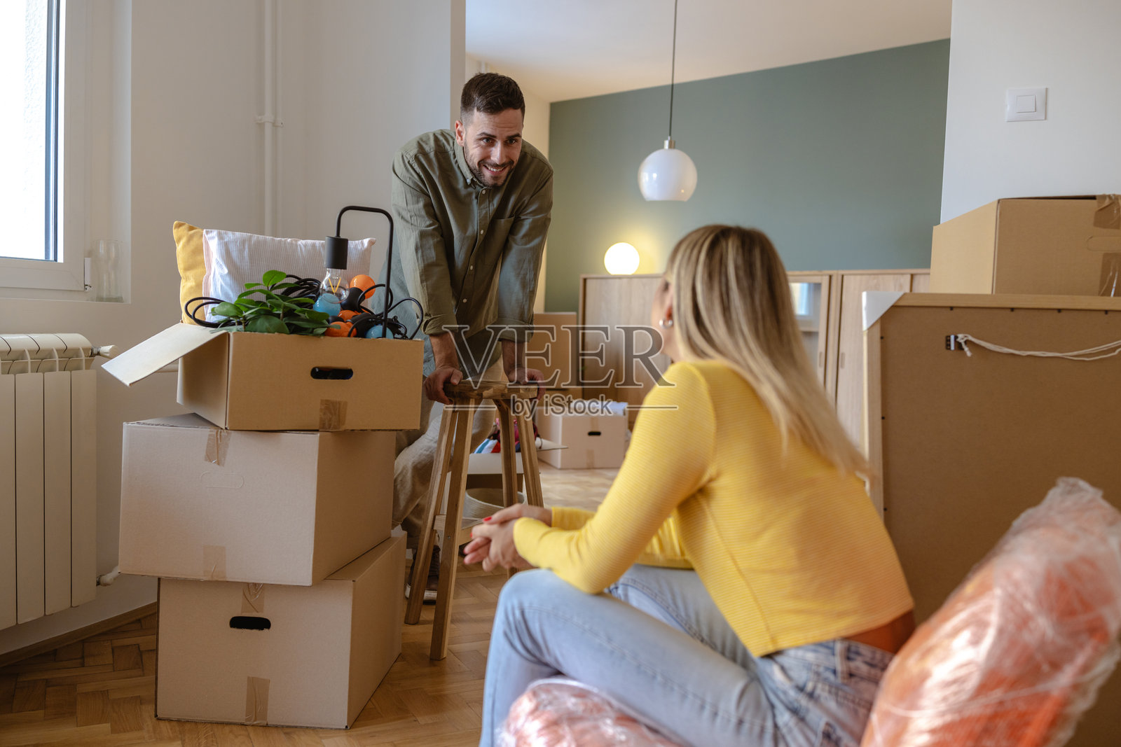情侣在新公寓搬家时整理箱子照片摄影图片