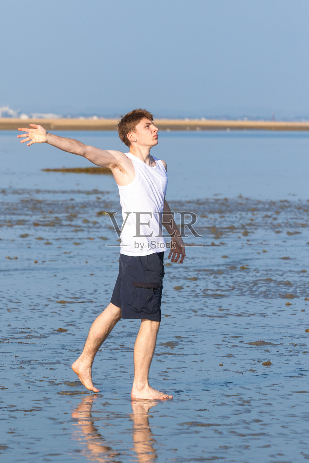 少年在玩飞盘照片摄影图片