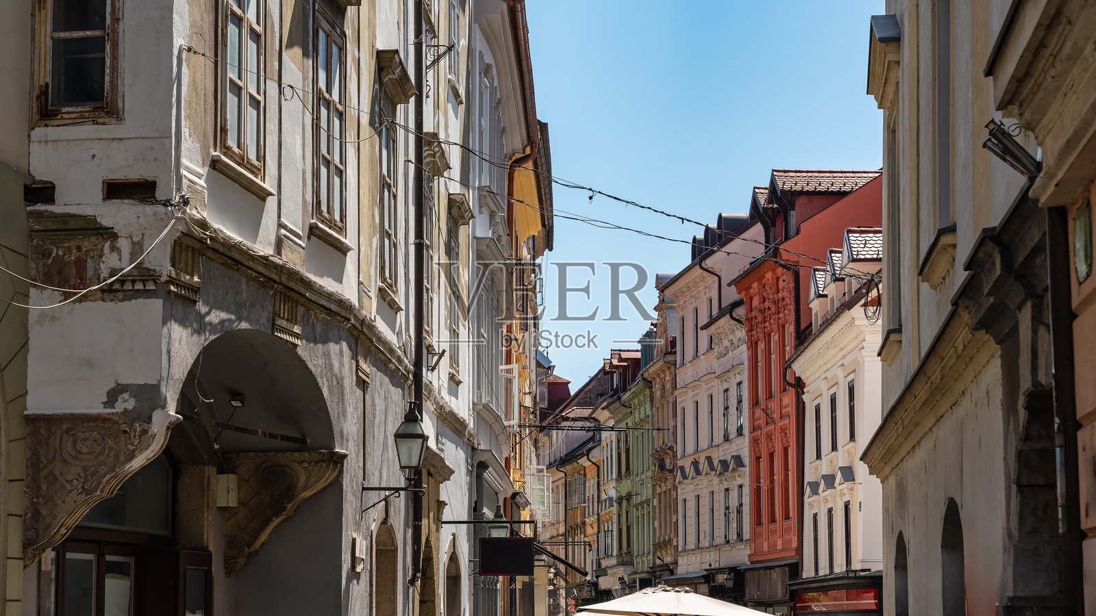 斯洛文尼亚旅游首都卢布尔雅那街道上的美丽古老建筑。照片摄影图片