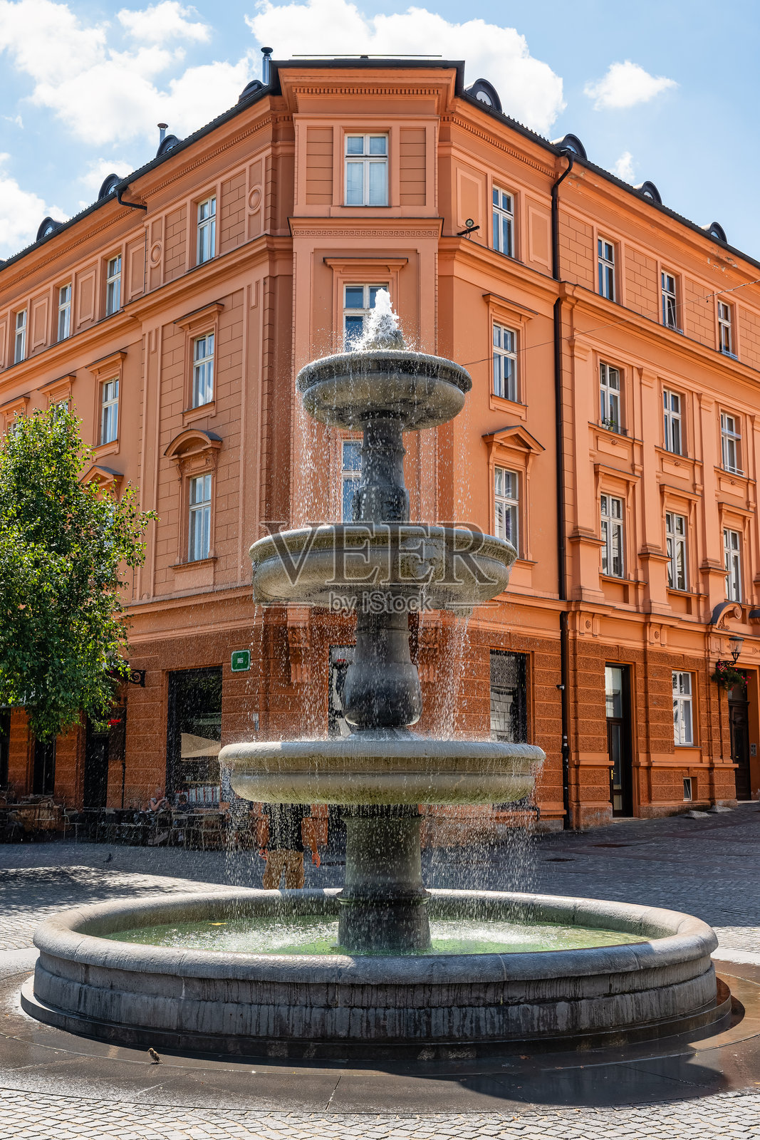 斯洛文尼亚历史名城卢布尔雅那的装饰性河边喷泉。照片摄影图片