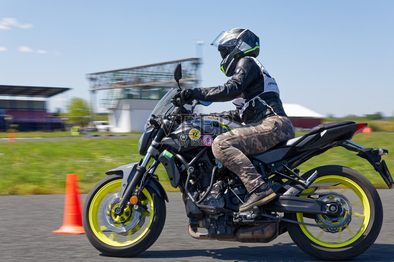 摩托车手在摩托车吉姆卡纳活动中穿越赛道照片摄影图片