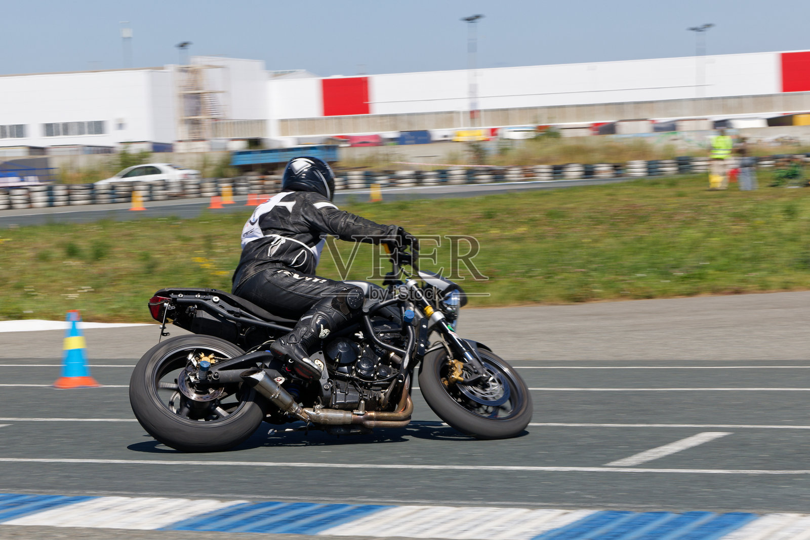 摩托车手在摩托车健身比赛中穿越赛道照片摄影图片