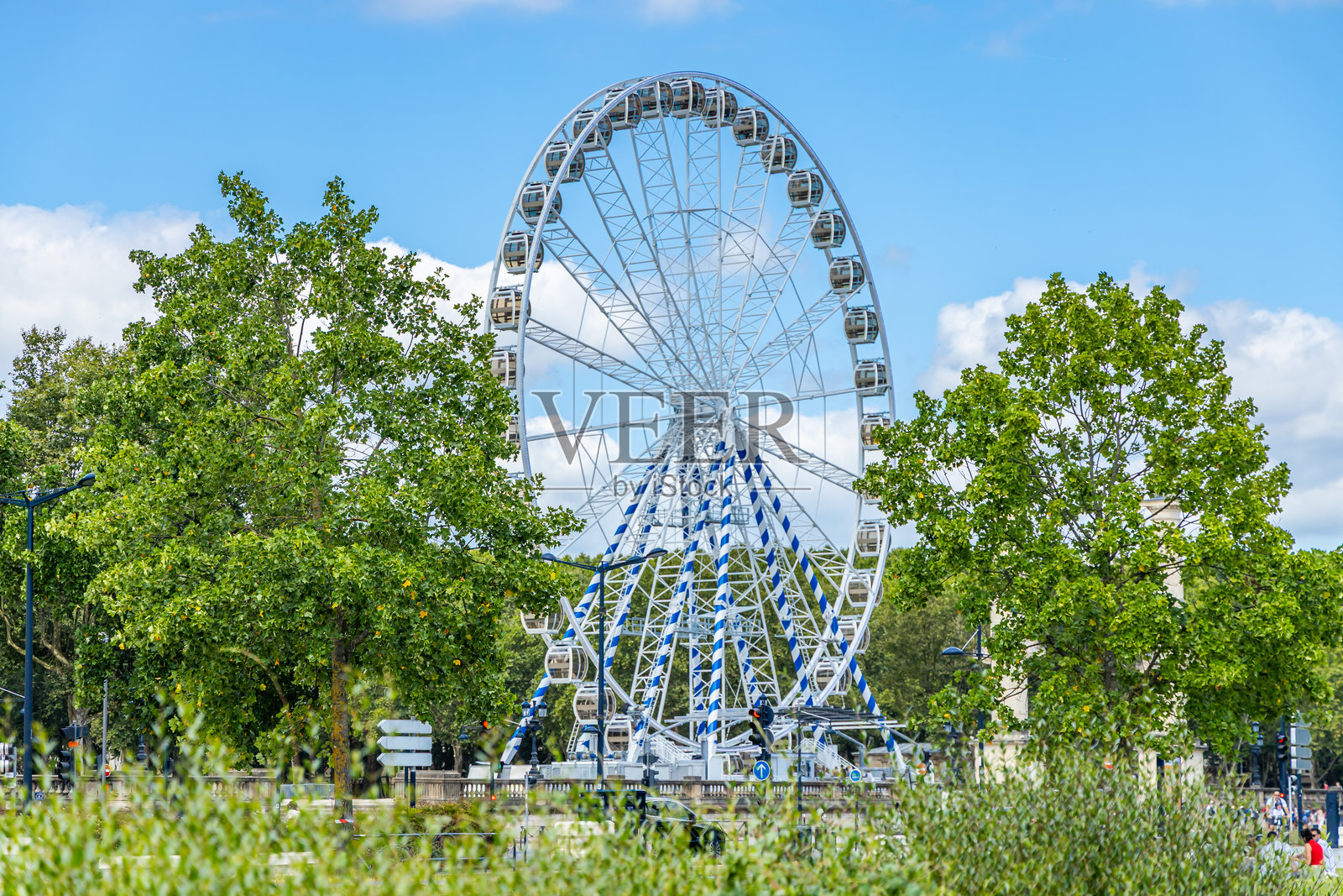 法国波尔多的昆孔斯广场摩天轮在阳光明媚的日子里照片摄影图片
