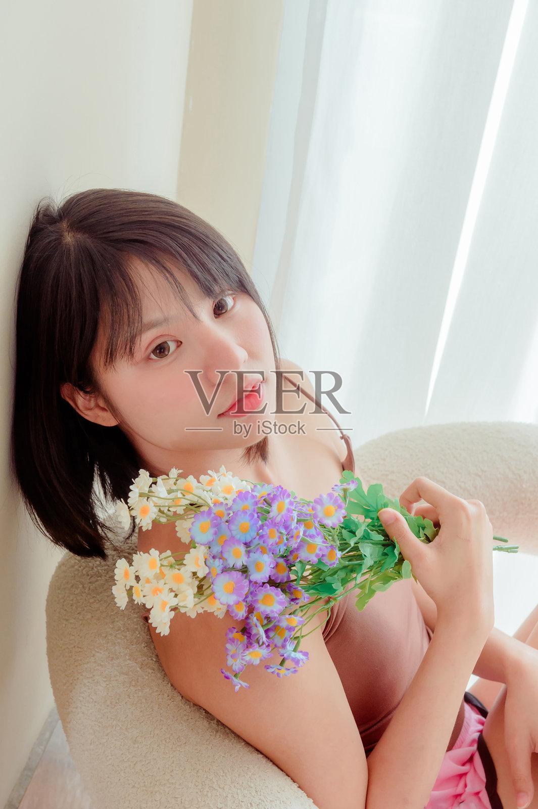 床上的女人照片摄影图片