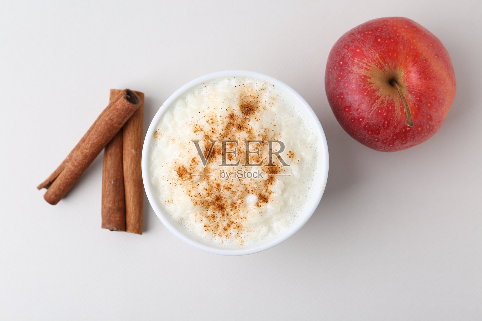 美味的苹果肉桂米布丁，背景为浅色，俯视图照片摄影图片