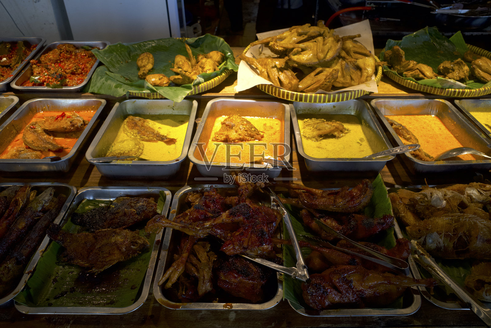 印尼传统美食，雅加达的各种鱼类、鸡肉美味小吃。照片摄影图片