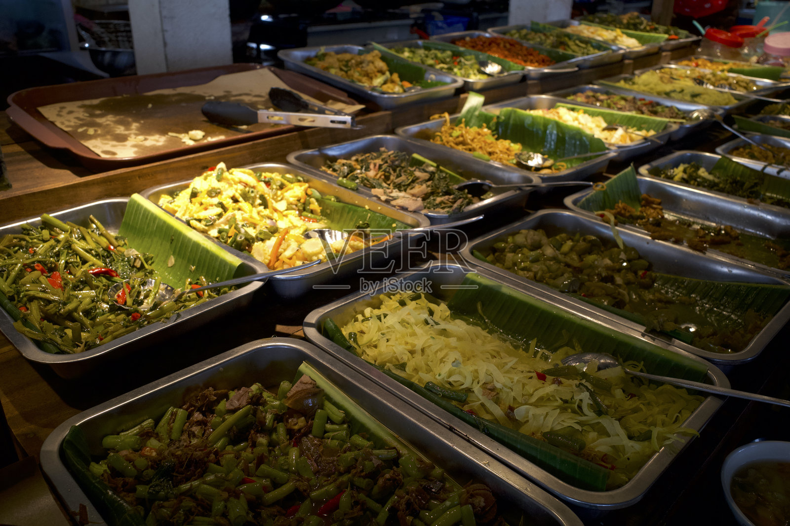 印尼传统美食，现成的蔬菜菜肴，美味的街头小吃在印度尼西亚日惹照片摄影图片