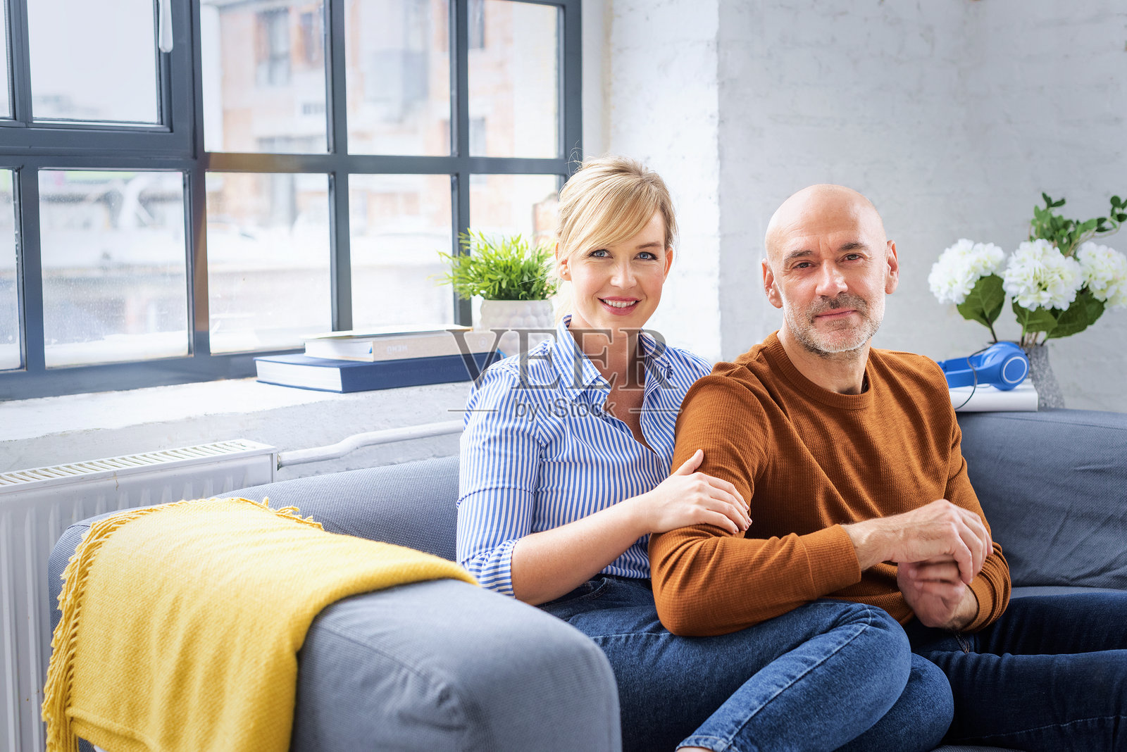 幸福的情侣在家里的沙发上放松照片摄影图片