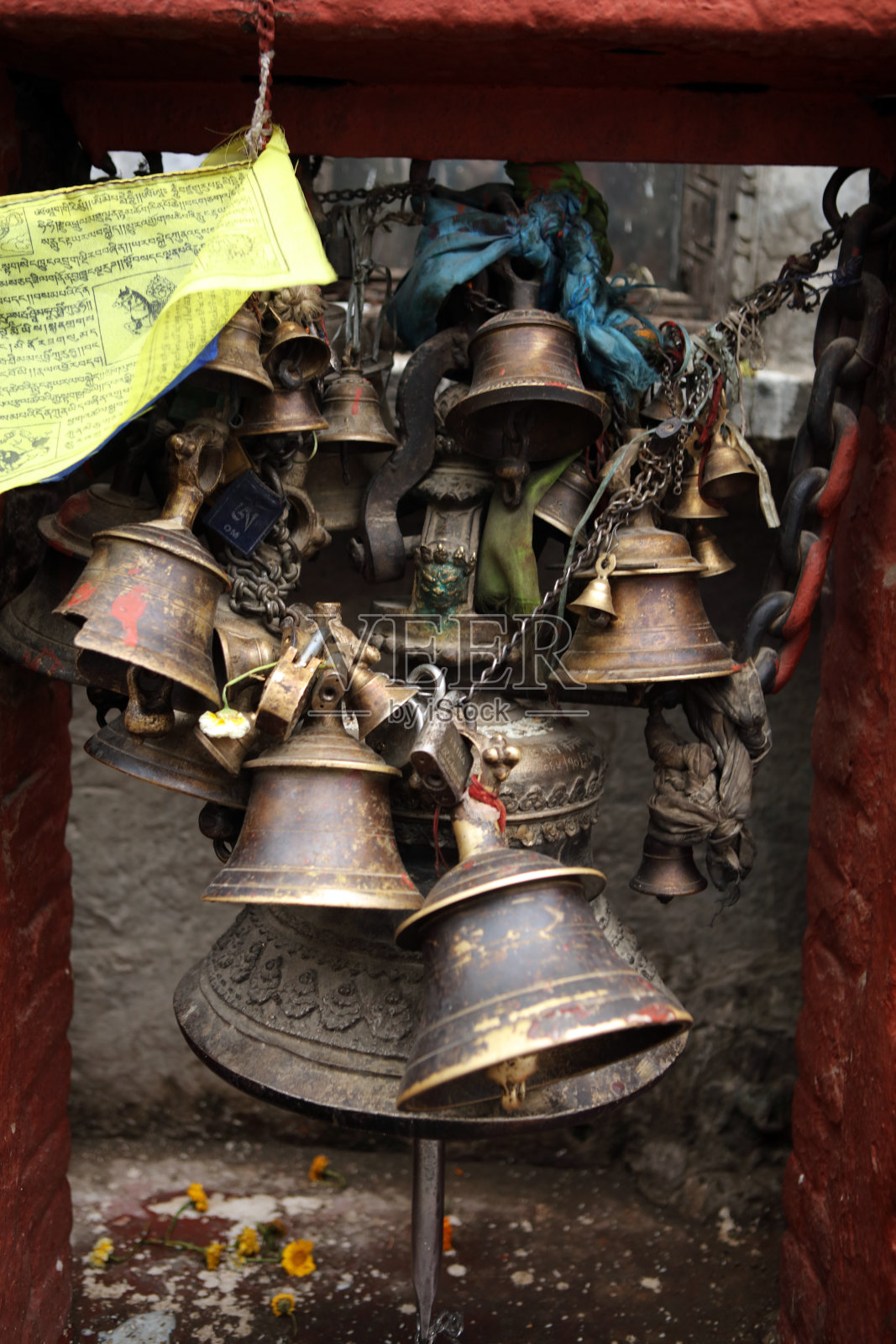 尼泊尔加德满都寺庙中的佛教钟铃照片摄影图片