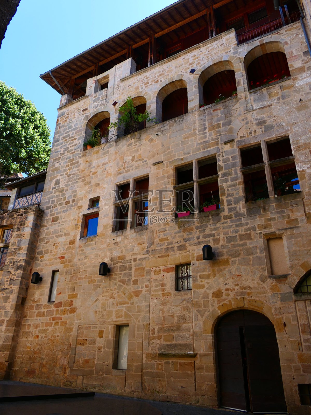 中世纪房屋毗邻埃克里图尔广场，菲热克老城，洛特省照片摄影图片