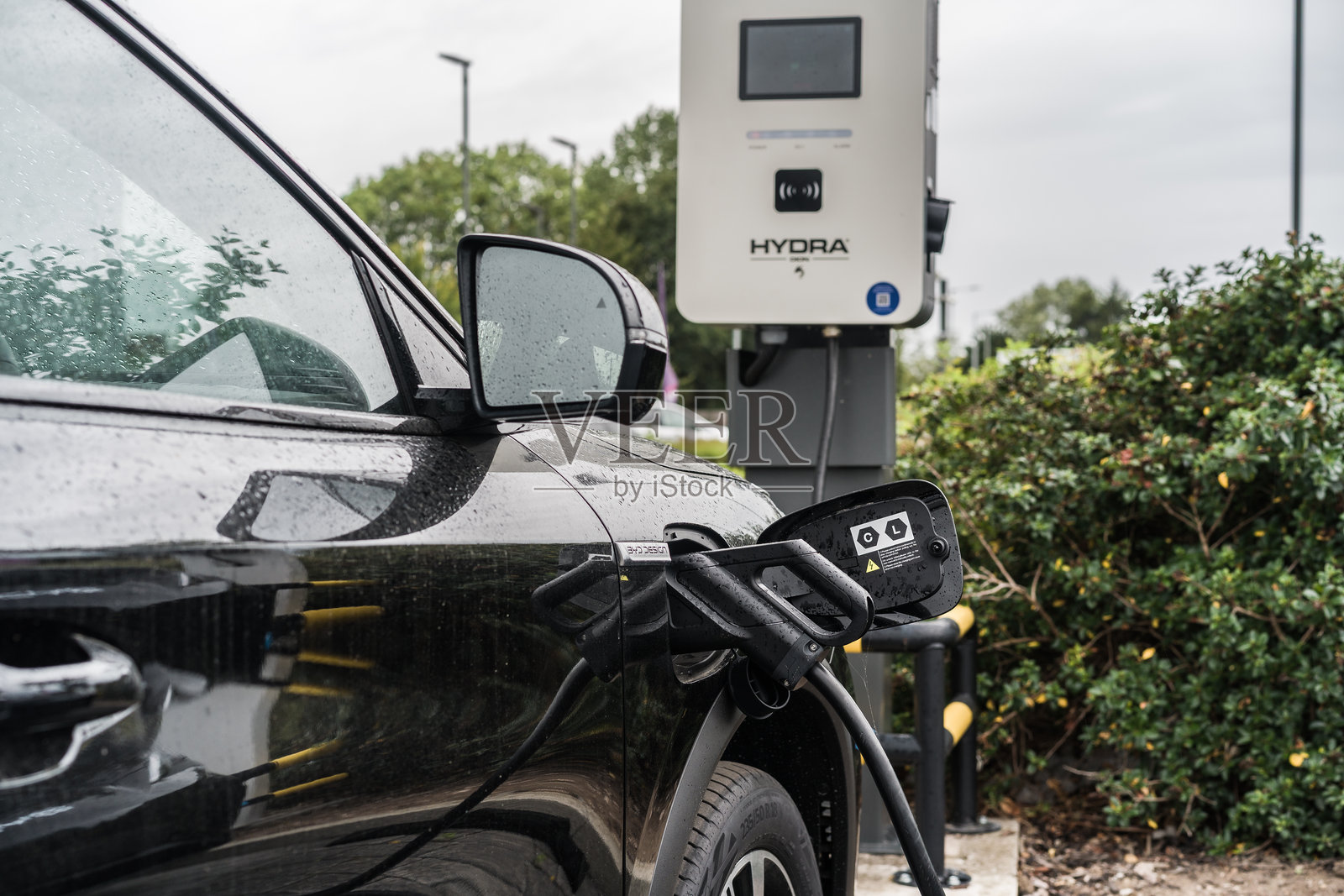 一辆黑色比亚迪ATTO 3停在充电站的特写镜头照片摄影图片