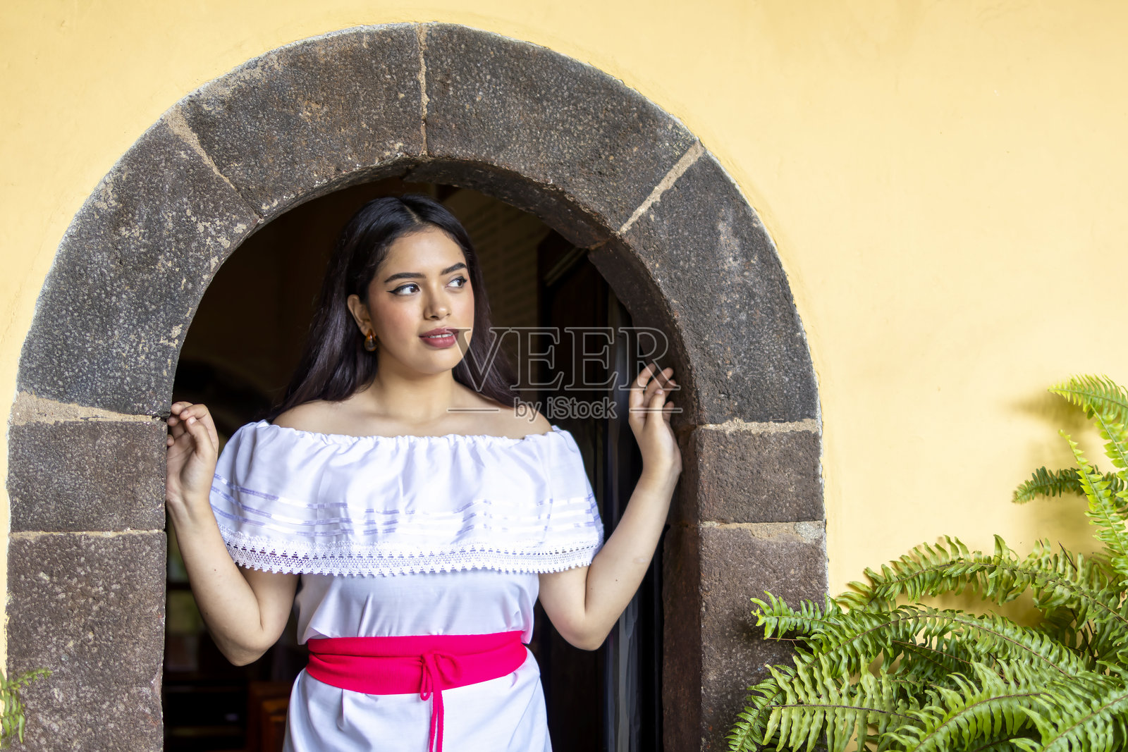 穿着传统墨西哥上衣的美丽女性肖像照片摄影图片