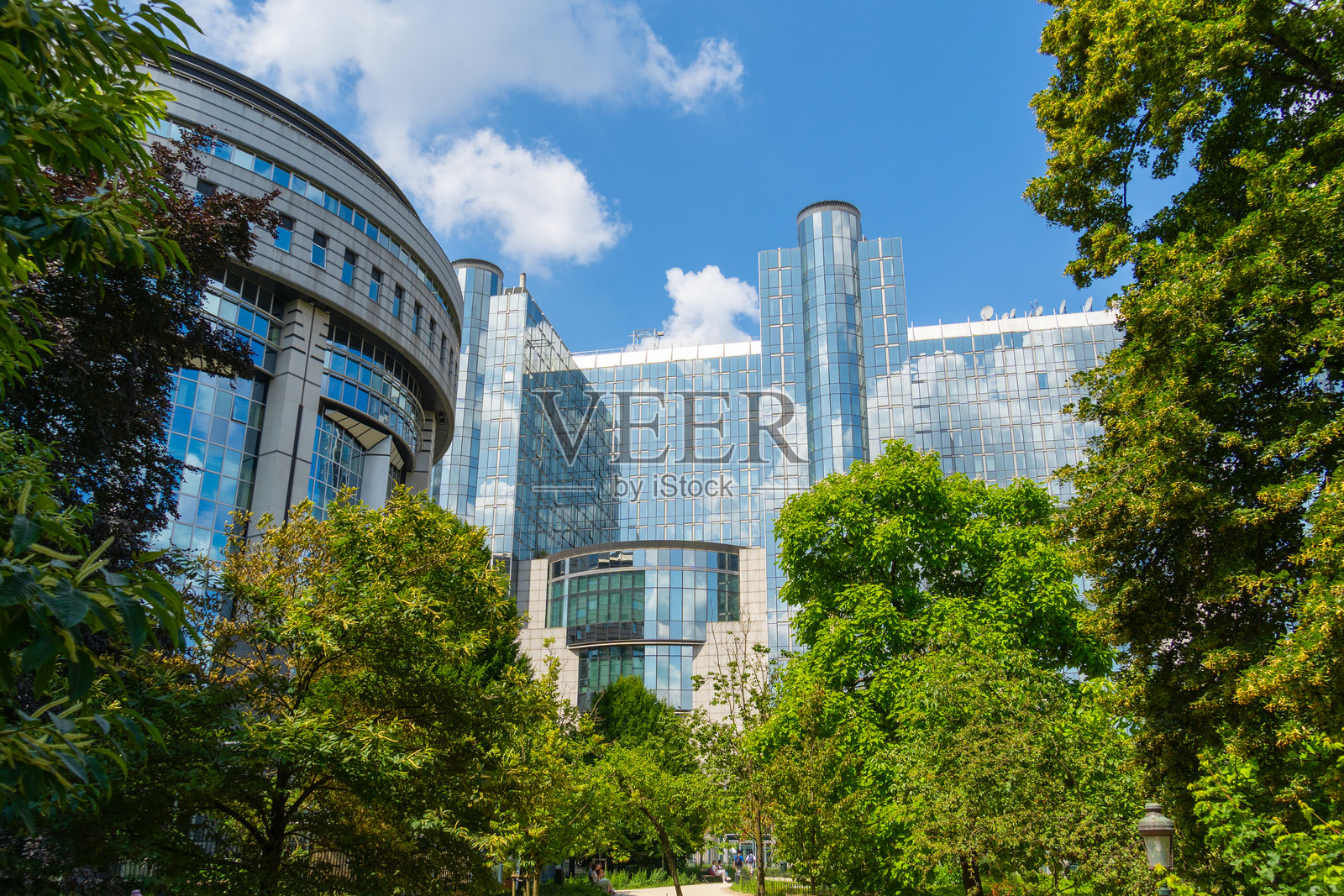 布鲁塞尔利奥波德广场的阿尔蒂耶罗·斯皮内利欧洲议会大楼照片摄影图片