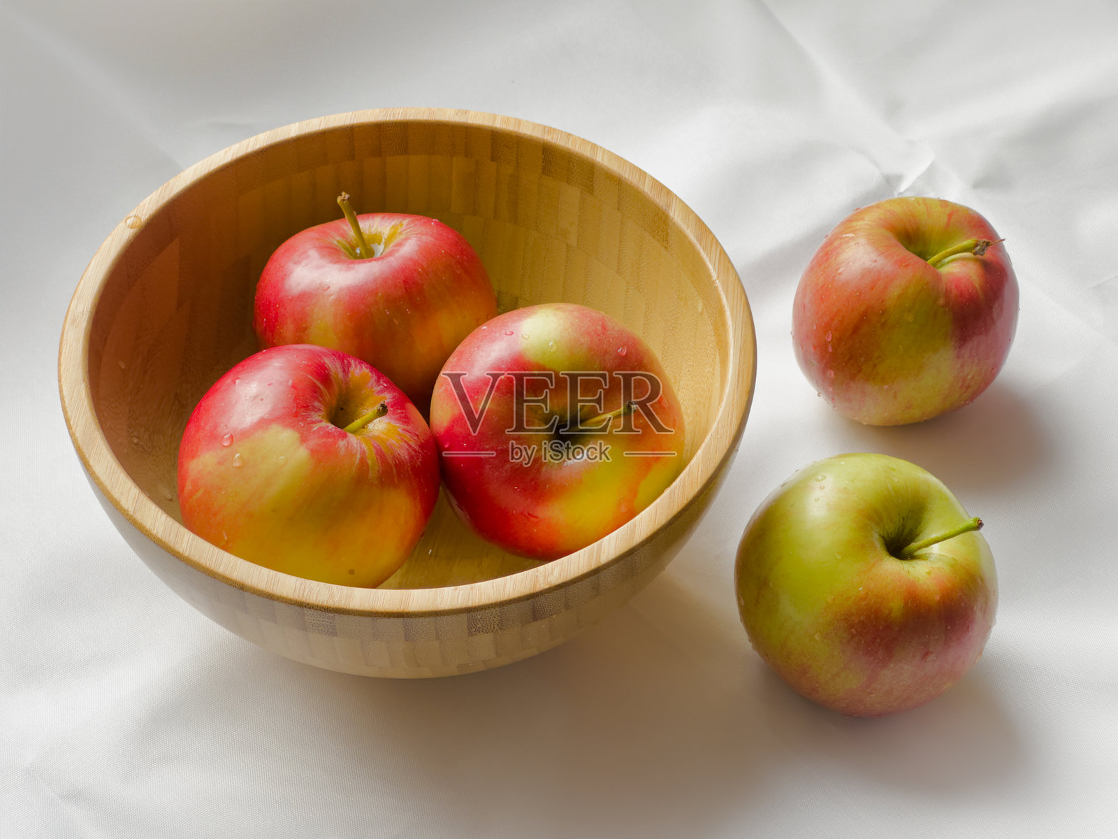 秋天的苹果在木碗里照片摄影图片